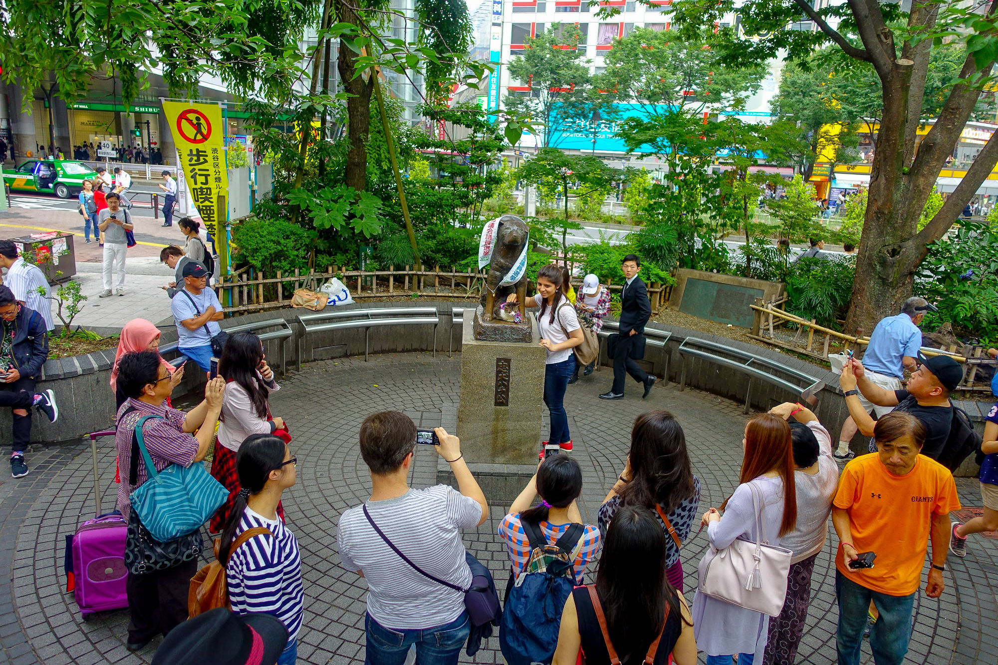 渋谷ハチ公像周辺の観光客
