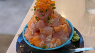 熱海「おさかな丼屋」の海鮮てっぺん丼