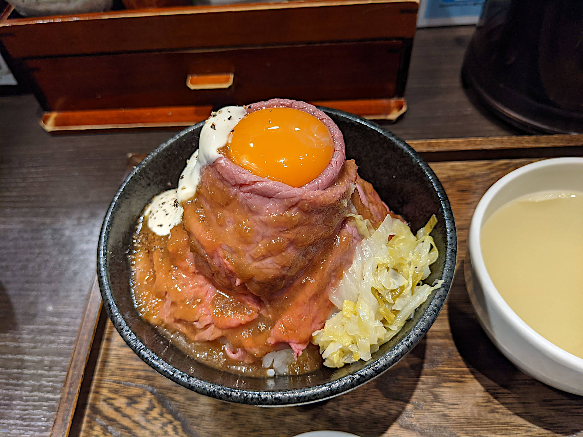 原宿ランチにおすすめ ローストビーフ大野の贅沢な和牛ローストビーフ丼 ダッチの渋谷ノマド生活