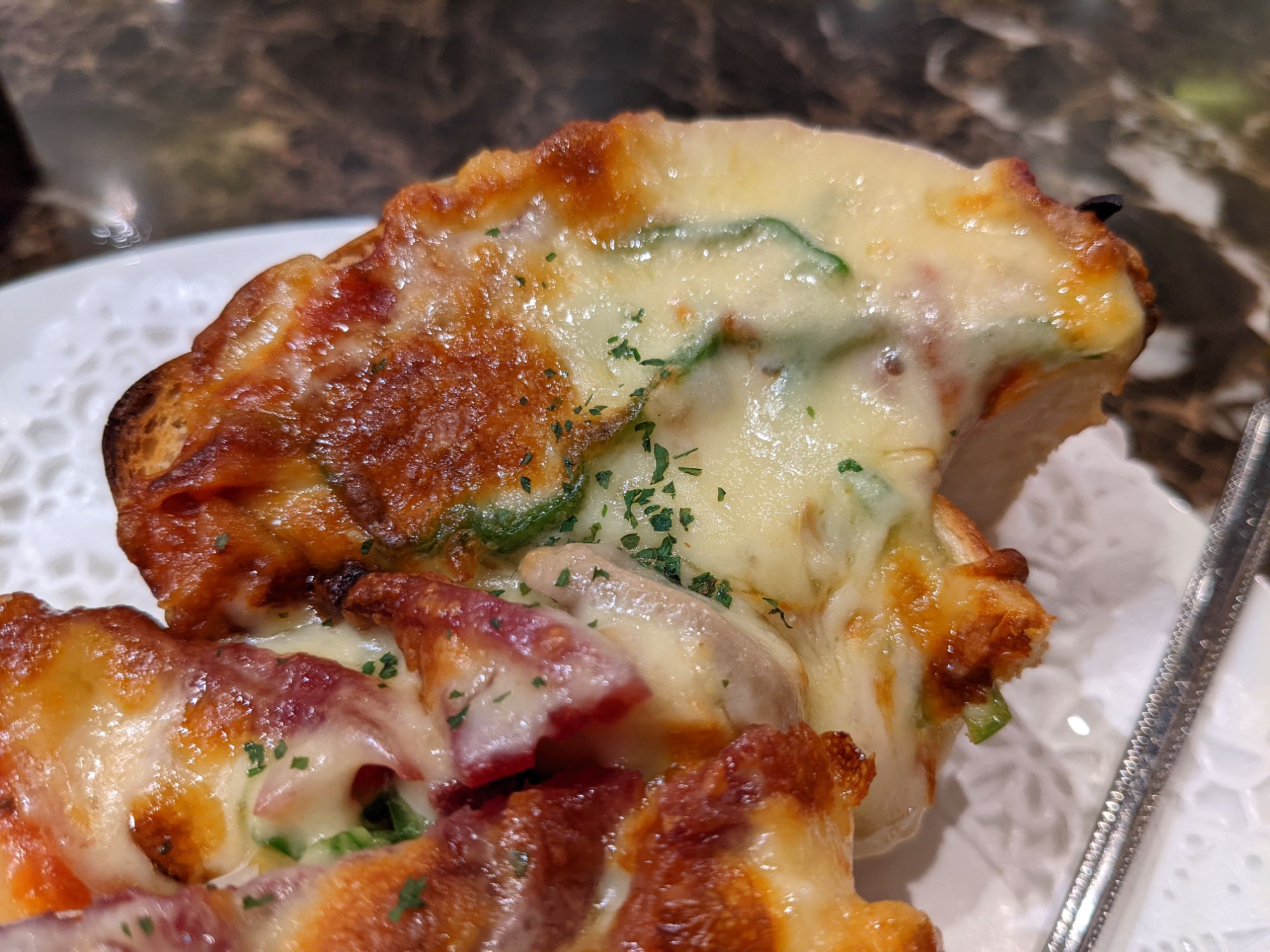 ピザトーストのトロトロのチーズ