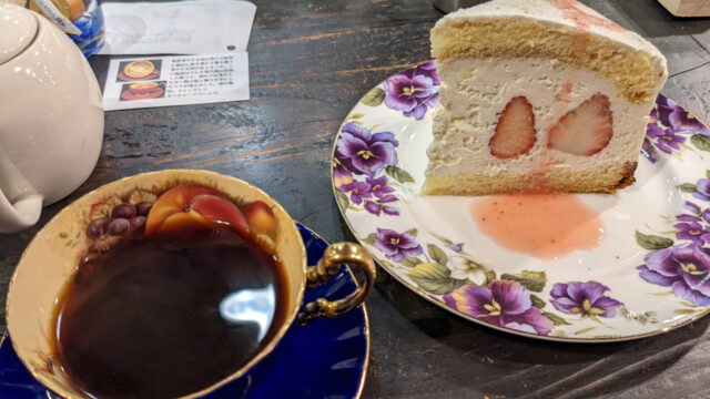 新宿 自家焙煎珈琲 凡のショートケーキとブレンドコーヒー