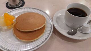 新宿 珈琲ピースのホットケーキとホットコーヒー