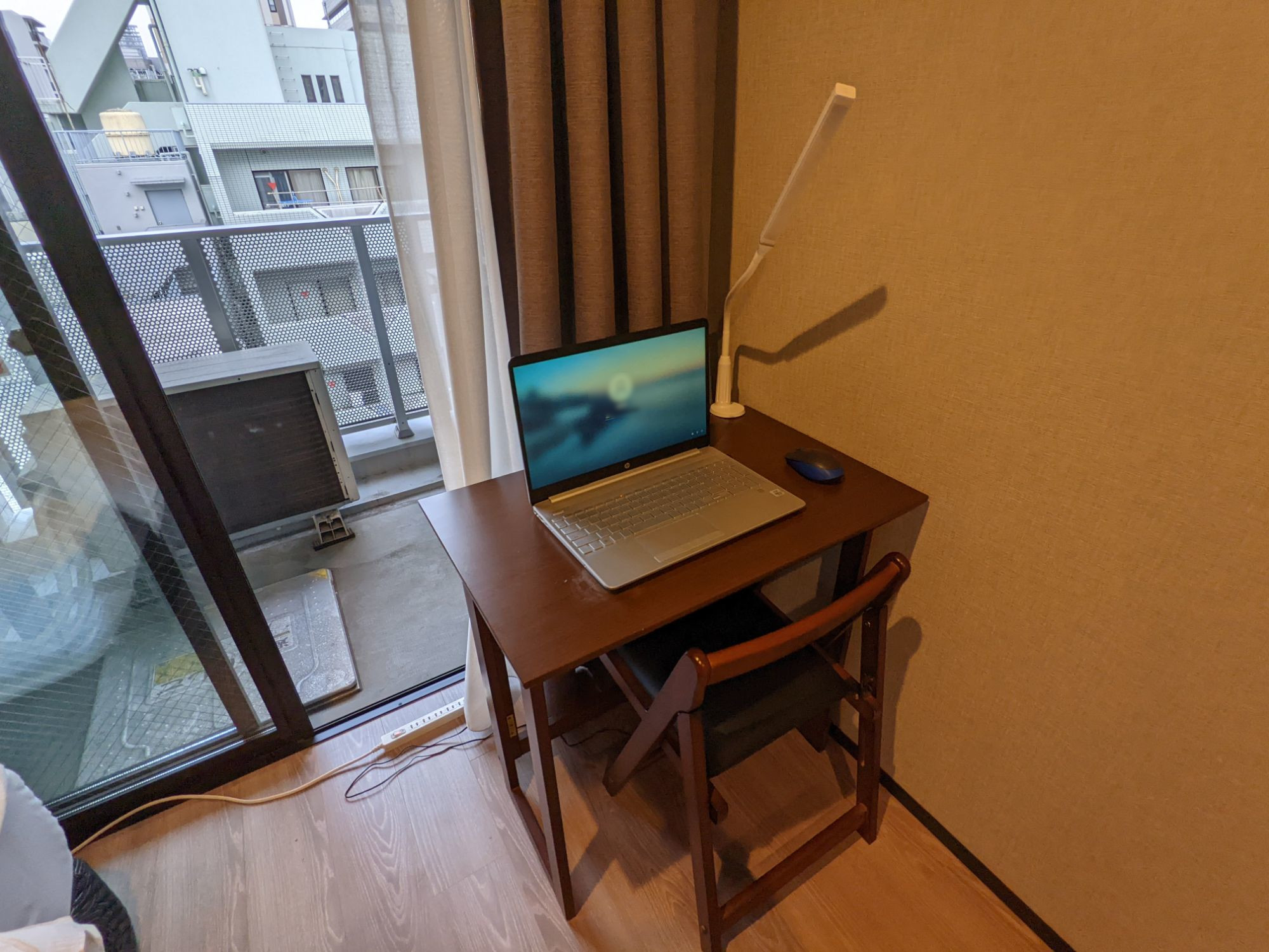 個室シングルルームの机