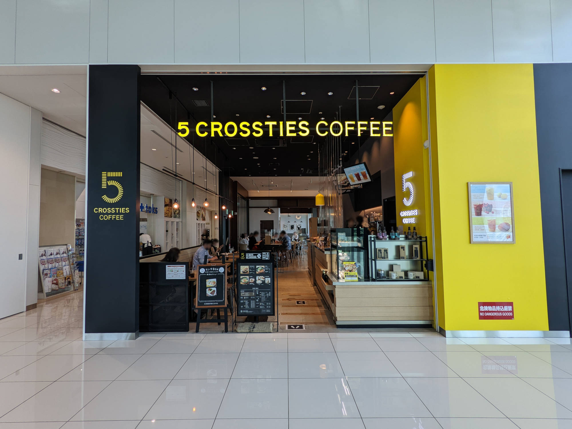 5 CROSSTIES COFFEE 渋谷スクランブルスクエア店の入り口