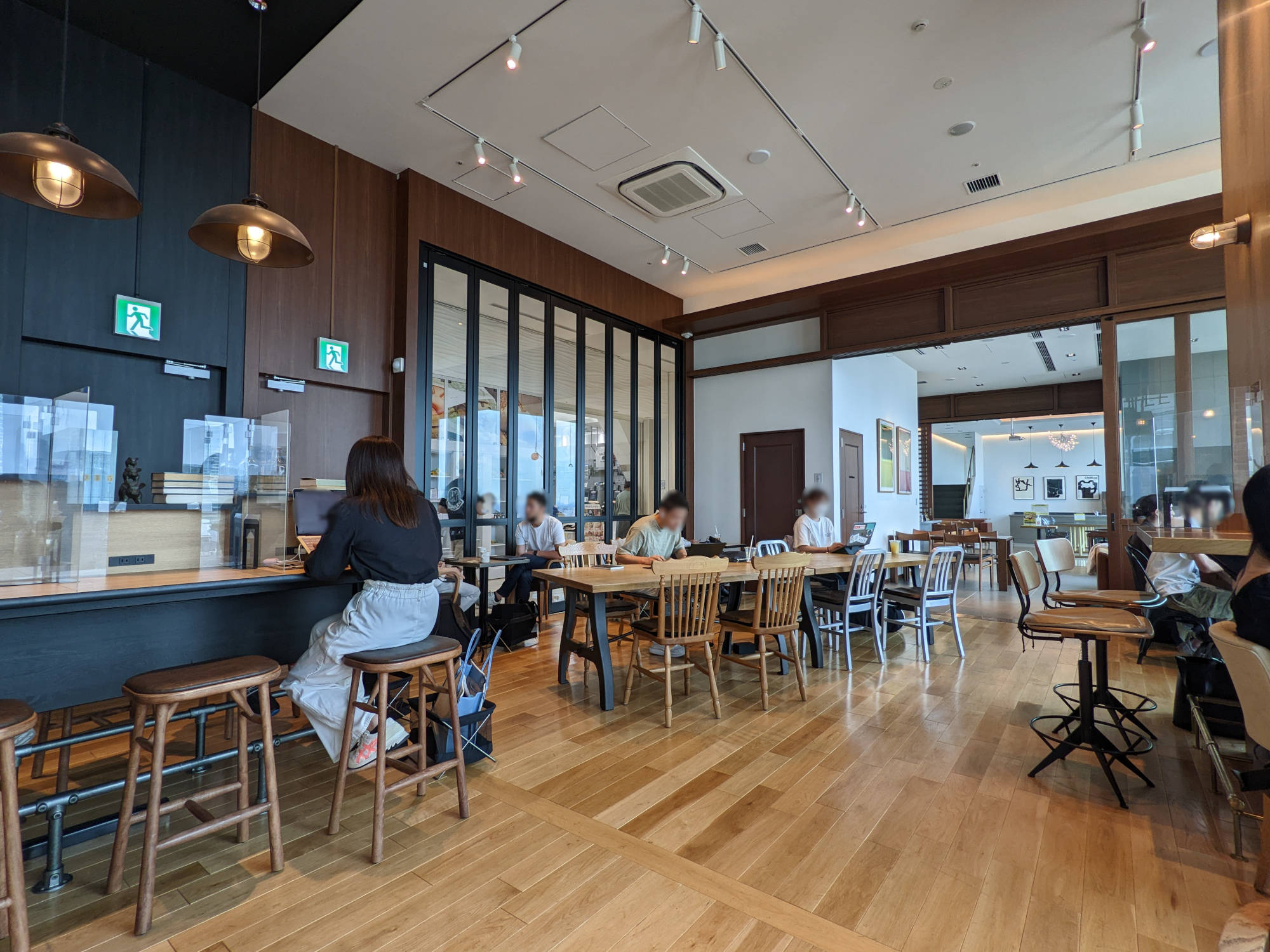 5 CROSSTIES COFFEE 渋谷スクランブルスクエア店の店内