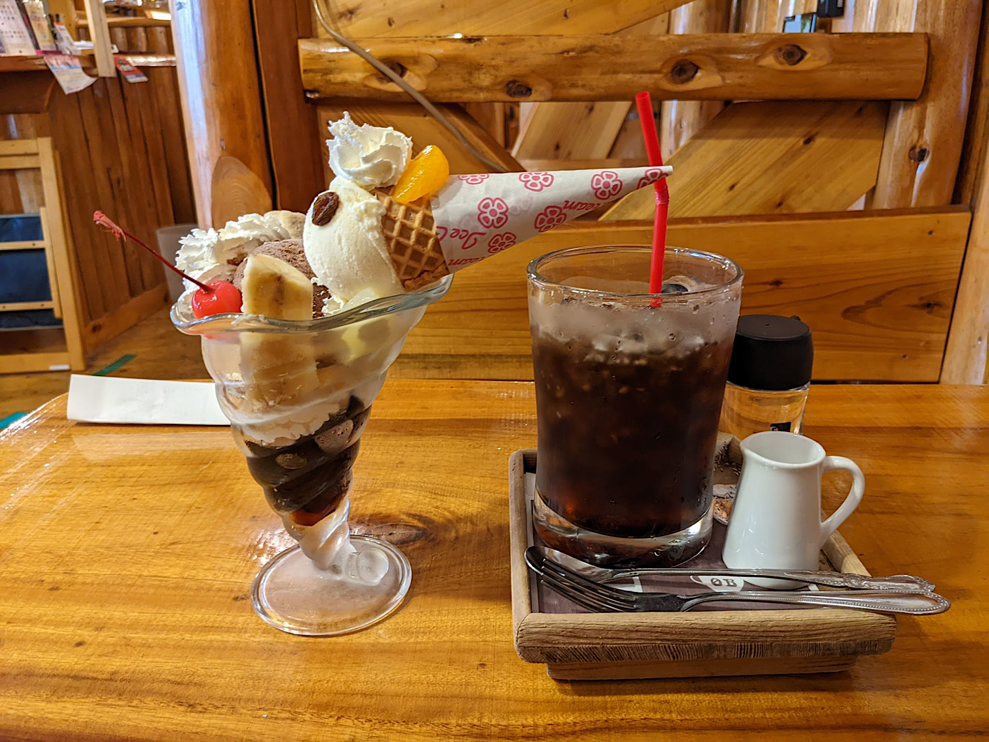 珈琲屋OB(オービー)藤沢OPA店のパフェとアイスコーヒー