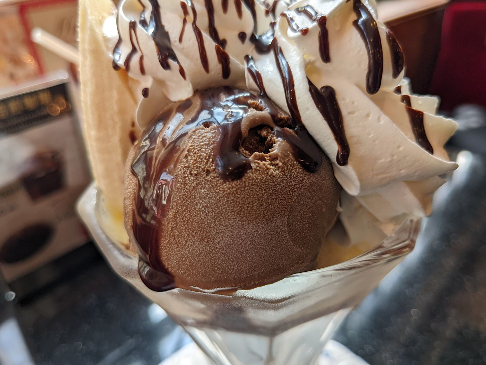 チョコレートパフェの上のチョコレートアイス