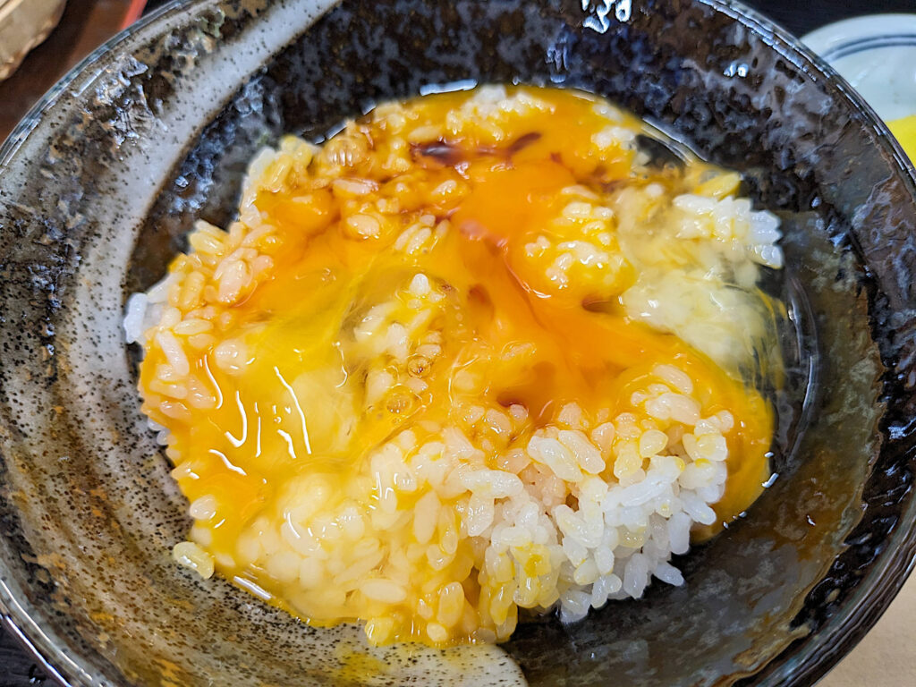 醤油をかけた卵かけご飯