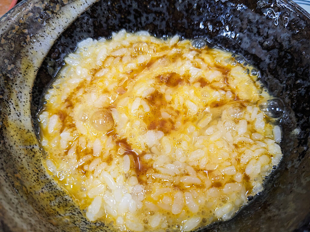 カレー風味の醤油をかけた卵かけご飯