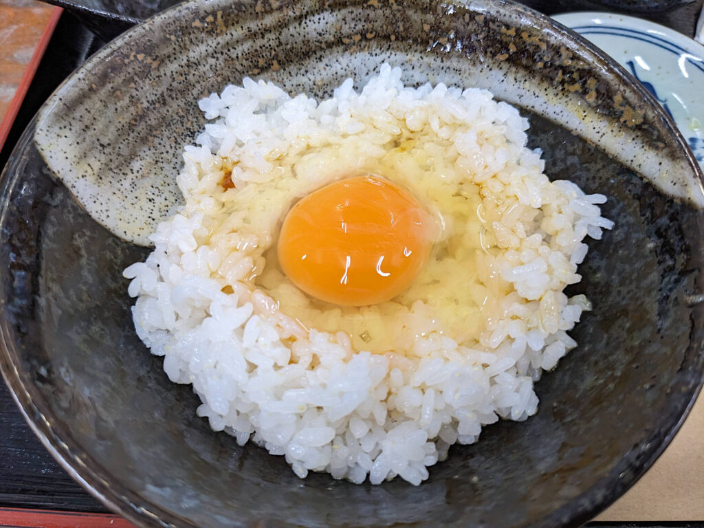 醤油をかけた卵かけご飯