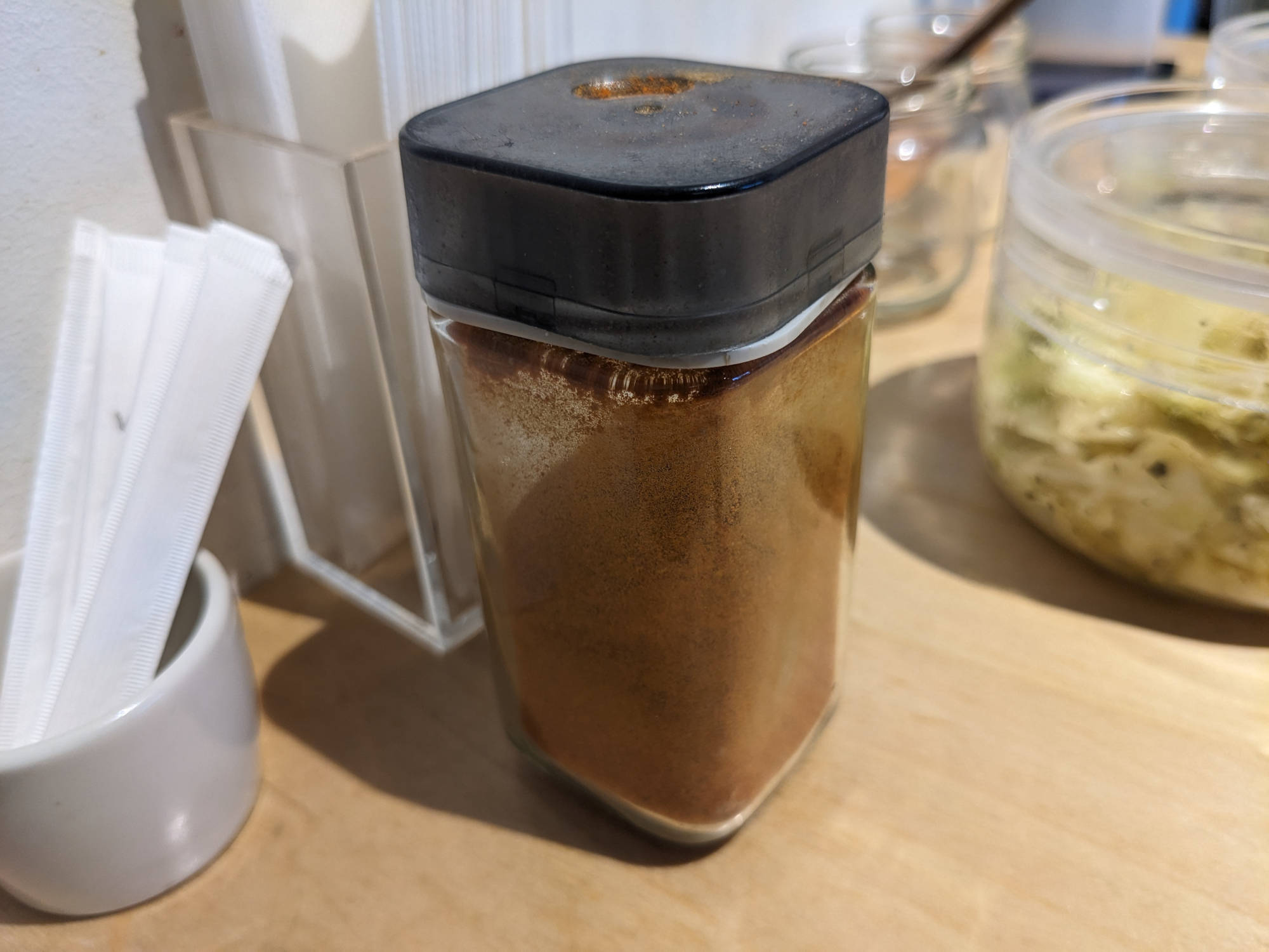 テーブルの上の七味